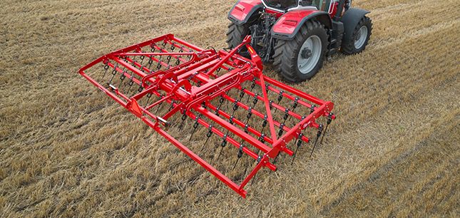 HE-VA Top Strigle straw harrow working in stubble