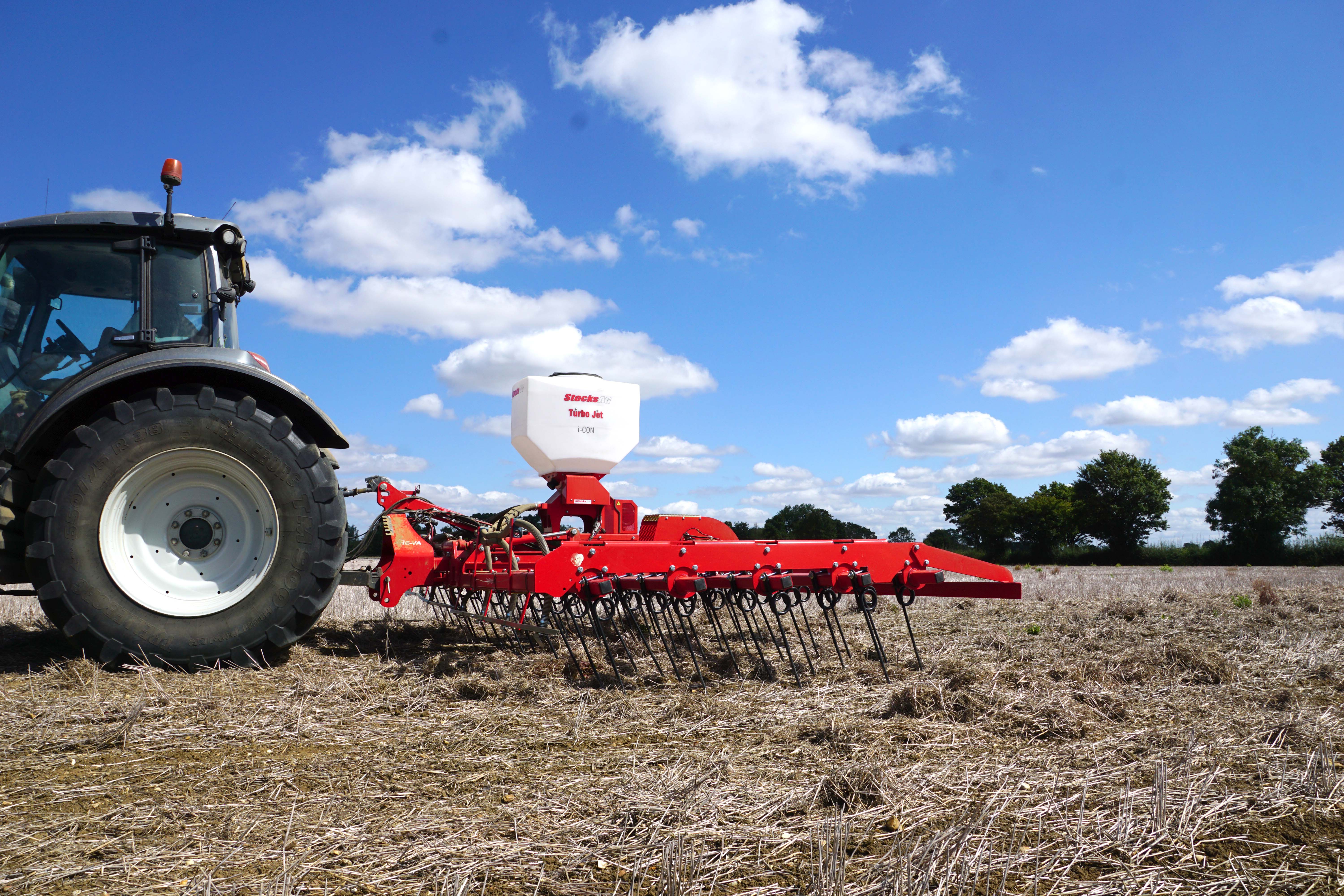 HE-VA Top Strigle in straw, mounted with a Stocks Ag Turbo Jet applicator